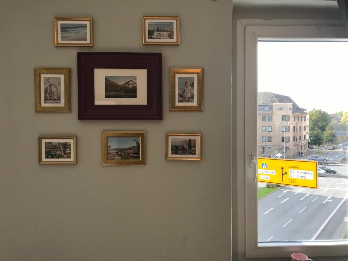 Tm Aparts Dortmund Exterior photo A window with a yellow sticker