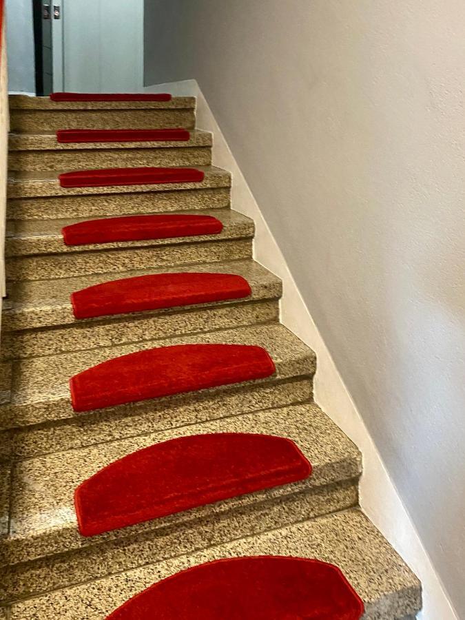 Tm Aparts Dortmund Exterior photo Carpet on a staircase