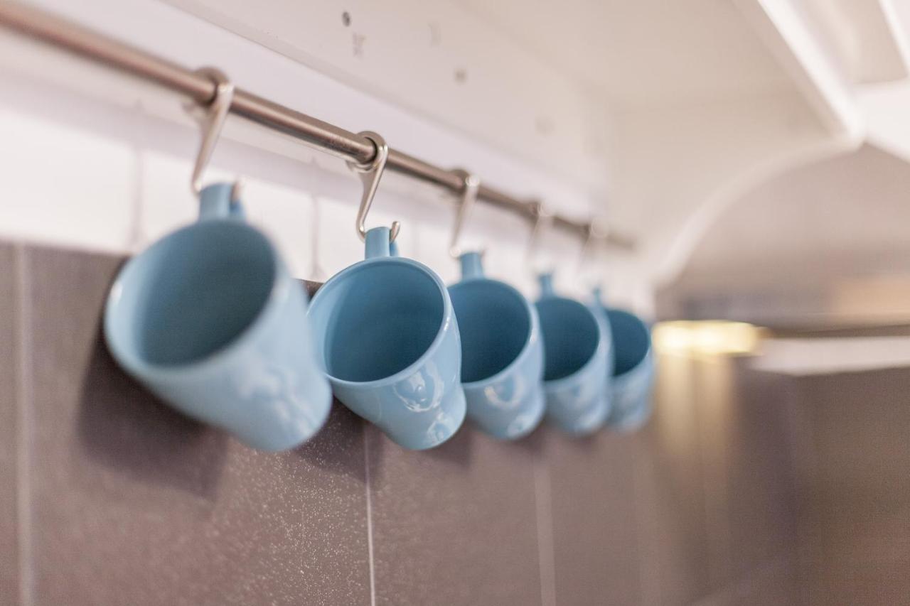 Tm Aparts Dortmund Exterior photo Mugs hanging on a rail