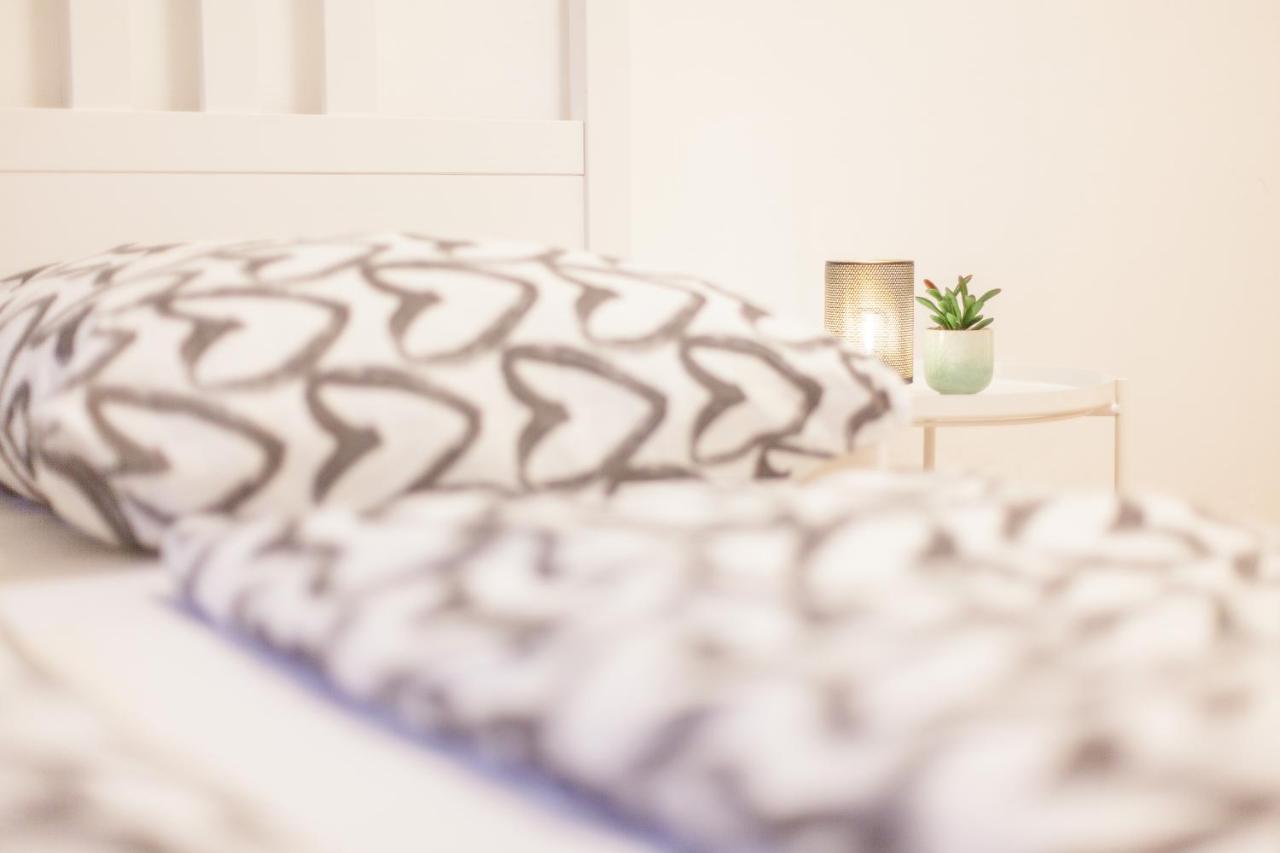Tm Aparts Dortmund Exterior photo A bed with a throw